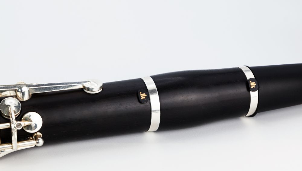 Photo de la Bague Phonique JLV black edition sur une clarinette 